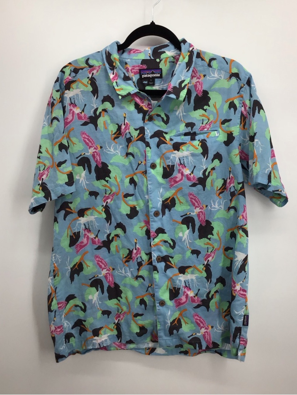 Patagonia Men’s  Hawaiian style shirt with Birds. Size Large. Great condition.